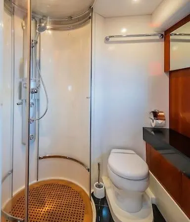 Glorious, We Deliver Your Dream! Hotel en barco