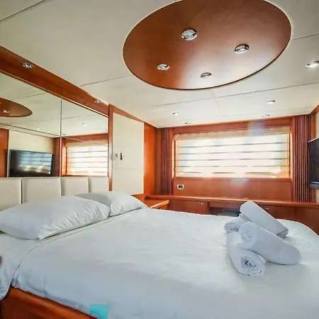 Glorious, We Deliver Your Dream! Hotel en barco