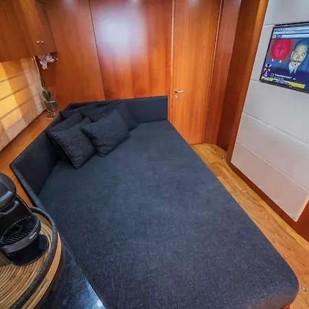 Glorious, We Deliver Your Dream! Hotel en barco