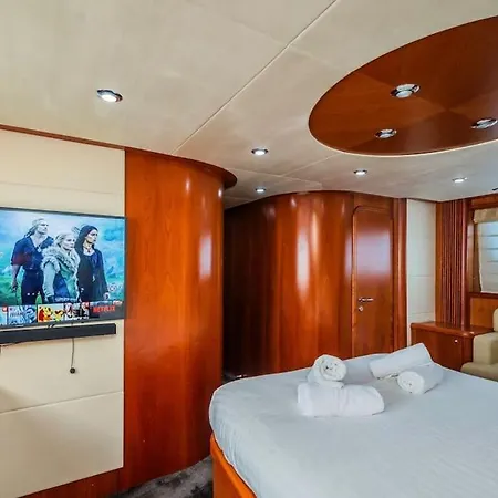 Bateau-hôtel Glorious, We Deliver Your Dream! *