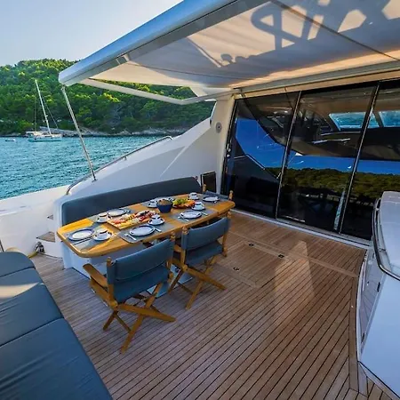 Glorious, We Deliver Your Dream! Hotel en barco
