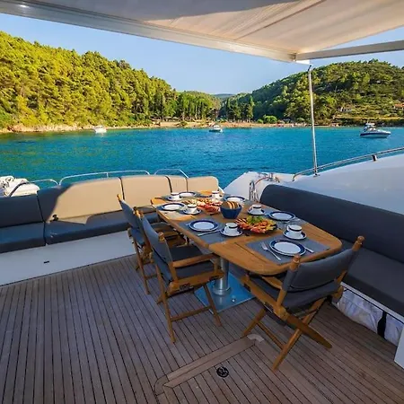 Glorious, We Deliver Your Dream! Hotel en barco
